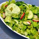 Зеленый салат с соусом из душистой брынзы