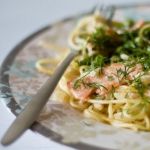 Спагетти с копченым лососем и горошком 