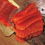 Красная рыба, маринованная в сладком уксусе