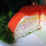 Салат-торт из семги и крабовых палочек
