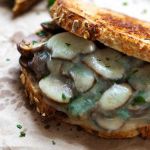 Чесночные бутерброды с грибами и сыром 