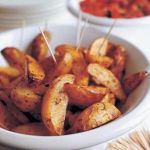 Пряные картофельные дольки с соусом сальса