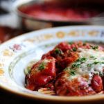 Спагетти с куриными отбивными под томатным соусом