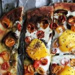 Пицца на завтрак с яйцами и грибами