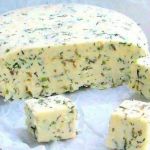 Домашний сыр с зеленью и тмином