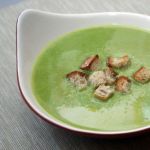 Манный суп с гренками и зеленым горошком