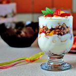 Фруктовый десерт с йогуртом и мюсли