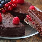 Шоколадный торт с ягодами 