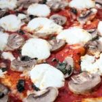 Пицца с грибами и козьим сыром
