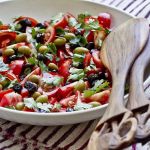 Салат с помидорами и оливками